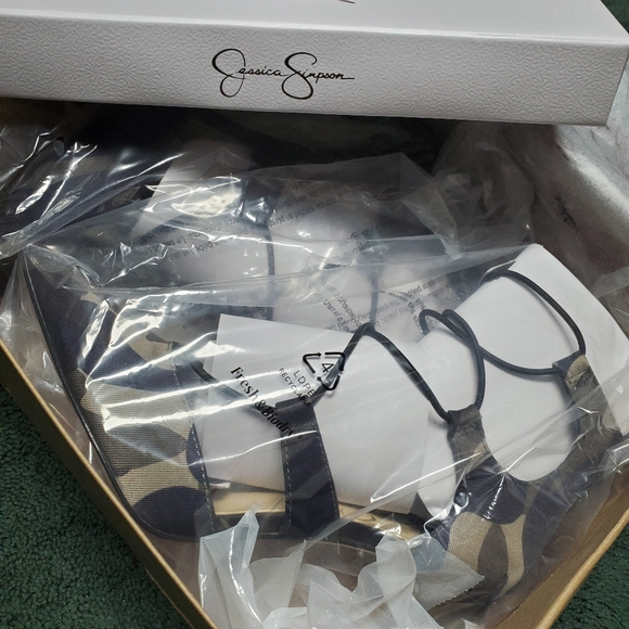 Heels - Picture 4 of 4